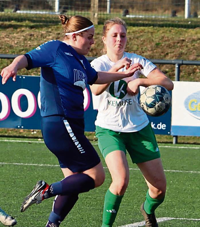 Die Fußballfrauen des TuS Wadersloh (in Blau) taten in der ersten Halbzeit wenig für das Spiel, monierte Trainer Manotas nach dem 3:0-Erfolg über Varensell. Foto: Feichtinger