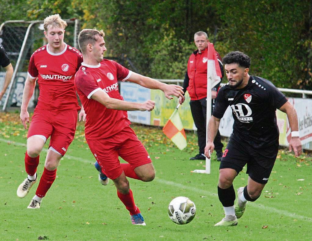 Die Mastholter (in Rot) hatten in den meisten Situationen das Nachsehen und kassierten gegen den Tabellenführer aus Ahlen eine deutlich 0:5-Heimniederlage. Foto: Schlink