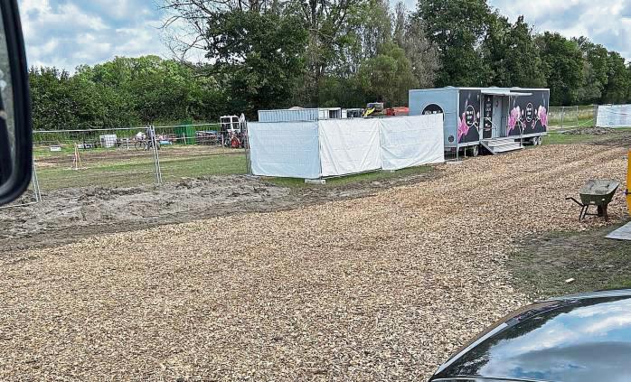 Am Freitag war der Großteil der Matschschicht auf dem Festplatz in Herringhausen bereits bedeckt.