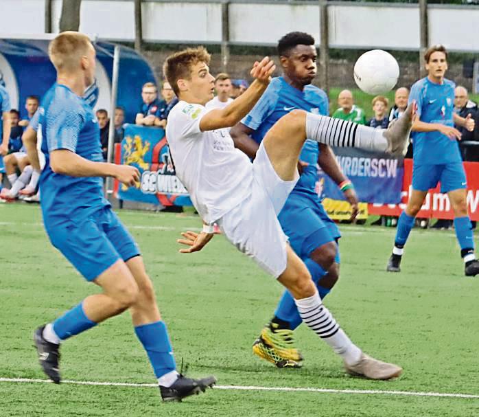 A-Ligist TuS Wadersloh (in Blau) machte gegen den Regionalligisten Wiedenbrück ein starkes Spiel. Foto: Feichtinger