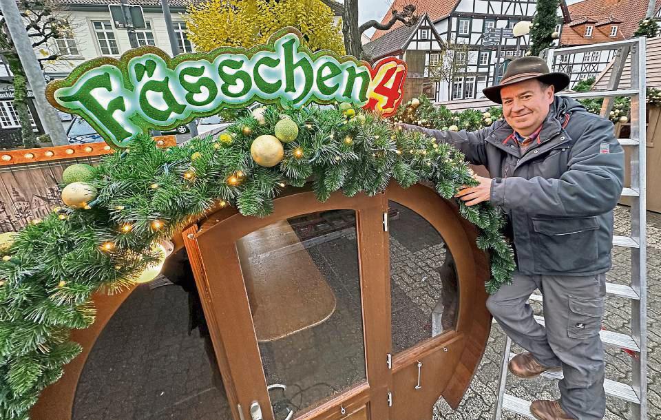 Heimelig im Fässchen: Andree Langenscheidt vergrößert den Glühweintreff. Foto: Cegelski