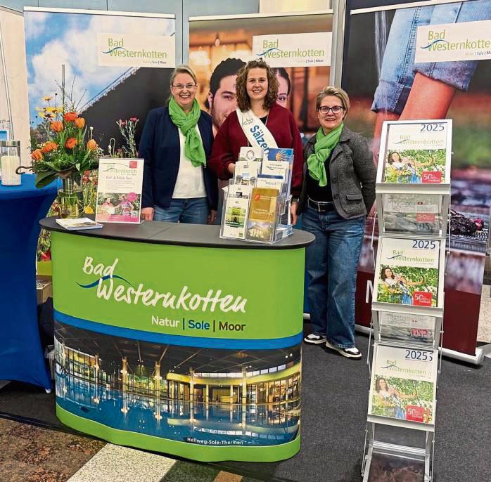 Sälzerkönigin auf Tour: Antje Gerling (M.) unterstützte das Team der Heilbad Westernkotten GmbH im Außenmarketing bei der „Reisewelt 2025“ in den Düsseldorfer Schadow-Arkaden.