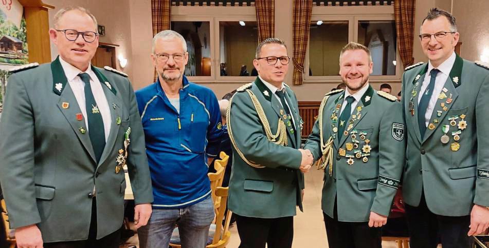 Oberst Patrick Will (4.v.l.) und der geschäftsführende Vorstand gratulieren Markus Schulze (3.v.l.) zu seiner Wahl zum Vorsitzenden der St. Nikolaus Schützenbruderschaft Kneblinghausen. Foto: Thomas