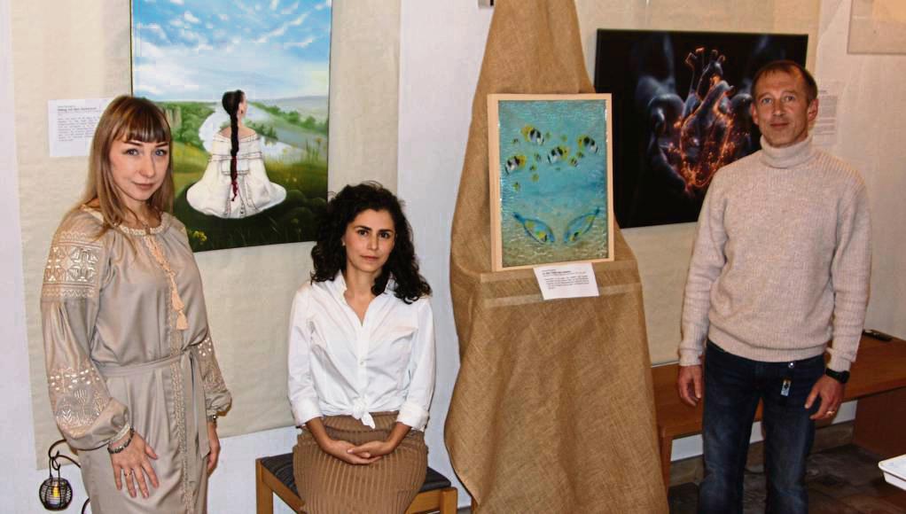 Olena Nikolaieva (l.) und Natalia Davitian (Mitte) stehen in der Ausstellung im Mittelpunkt, Vitalii Nikolaiev (r.) stellt ebenfalls ein Bild aus. Foto: Wissing