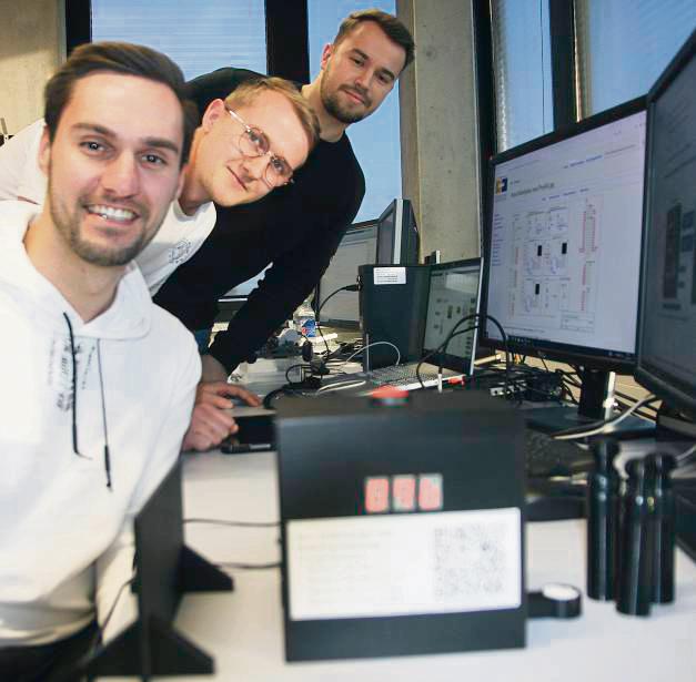 Als eines der studentischen Teams haben Niklas Reeker, Oliver Scholze und Johann Kismann (v.l.) eine Aufgabe zur Schätzung von Zeit, Gewicht und Entfernung gebaut. Foto: Schwade