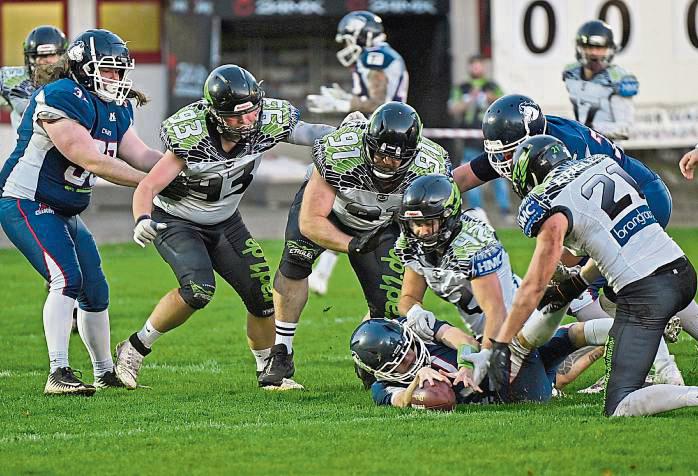 Rein ins Getümmel: Die Lippstadt Eagles (helle Trikots) gewannen ihr letztes Saisonspiel in der Verbandsliga unter Flutlicht am Waldschlösschen knapp mit 15:14. Foto: Marx