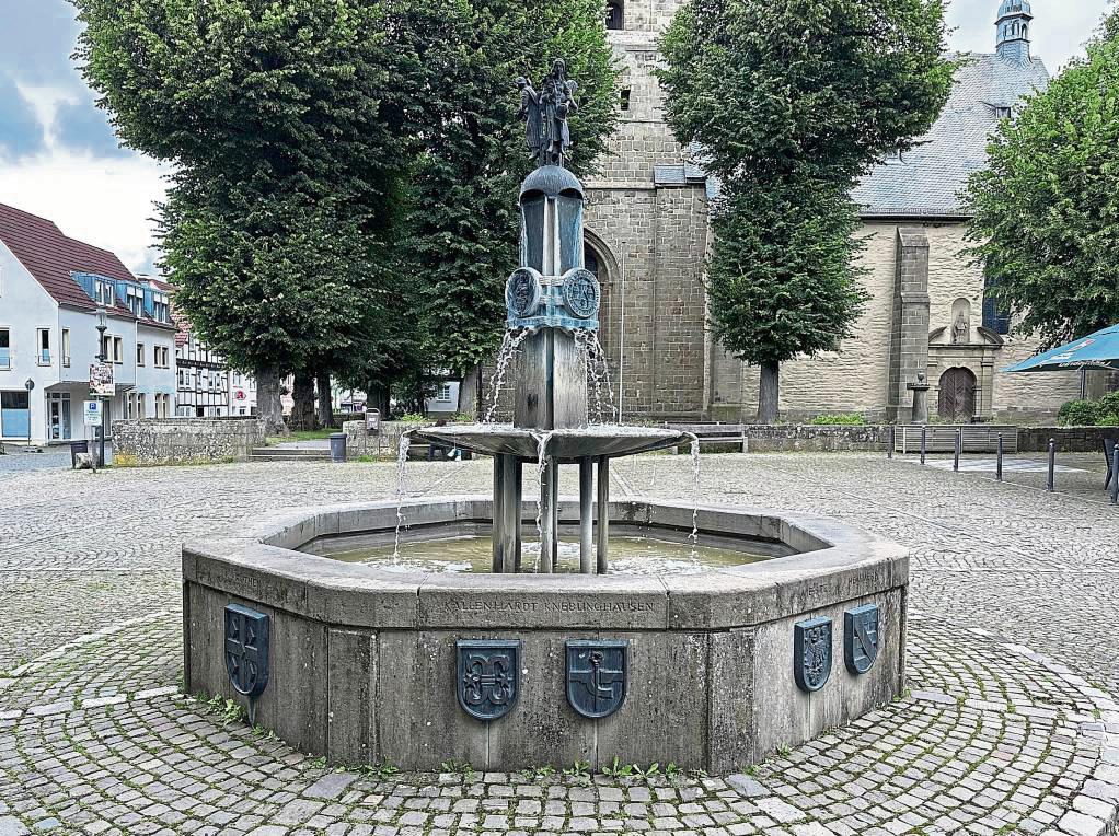 Der Brunnen auf dem Rüthener Marktplatz wird saniert und bleibt in seiner bestehenden Form erhalten. Eine Kombination mit einem Wasserspiel gibt es nicht. Foto: Bsdurek