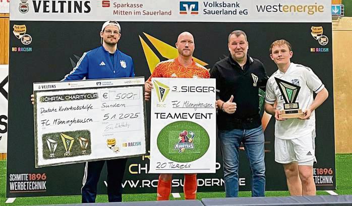 Freude beim FC Mönninghausen über den errungenen dritten Platz und der Spende der 500 Euro Prämie an die Deutsche Kinderkrebshilfe (v.l.: Marvin Ernst, Geschäftsführer und Spieler des FCM, Trainer René Wessels, ein Vertreter des Veranstalters und Mannschaftskapitän Jonas Reinke).