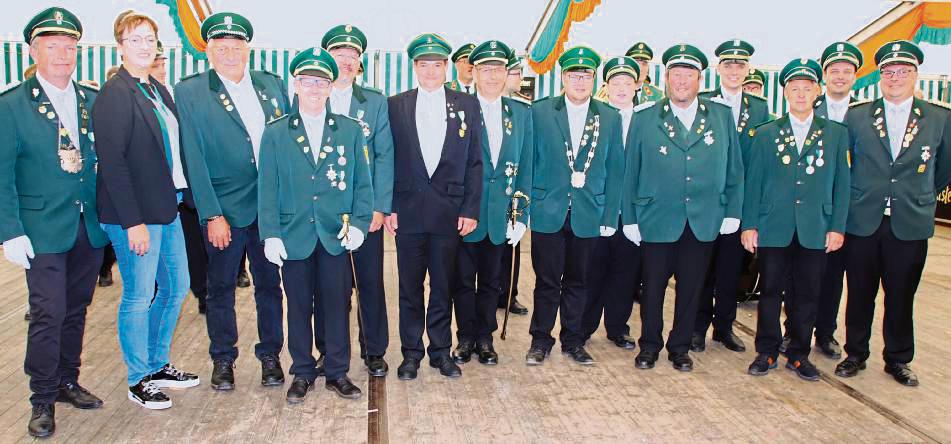 Bei seinem Schützenfest ehrte der Schützenverein Klieve langjährige und verdiente Vereinsmitglieder. Foto: Meschede