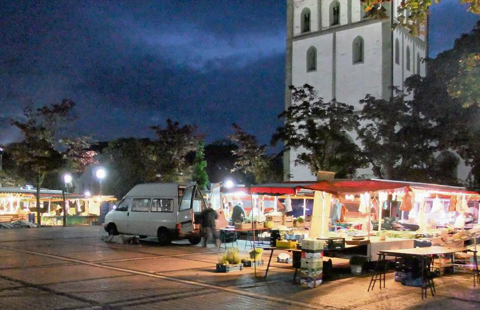 Moonlight-Gemüse-Shopping: In vielen Städten gibt es in regelmäßigen Abständen einen Feierabend-Markt. Nun hat die SPD diese Idee auch für Lippstadt in den Raum geworfen.