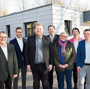 Feierlich eröffnet: Das neue Medienzentrum des Kreises liegt mitten im Soester Schulzentrum. Darüber freuen sich (v.r.) Sascha Cornesse, Mayela Hiltenkamp, Karin Adamczewski, Dezernent Sascha Kudella, Nicolas Rolf Hüwel, Jan Schulze Vaersthausen und Abteilungsleiter Mirko Hein. Foto: Kalle/Kreis