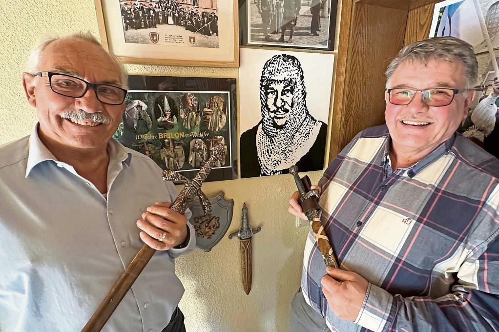 Abschied von Graf Bernhard: Mit einem lachenenden und einem weinenden Auge übergibt Bernhard Bartscher (l.) die Rüstung an Josef Vossebürger. Foto: Cegelski