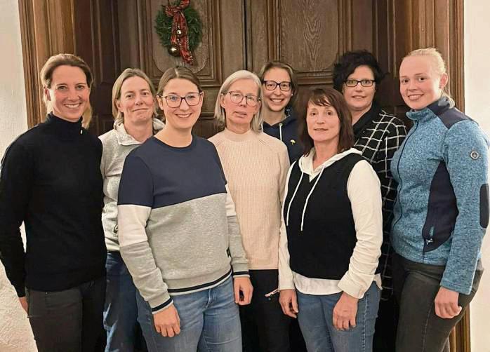 Die Vorstandsmannschaft des RV Rüthen: (v.v.l.) Beate Schulte Hötte, Carolin von Cossel, Vera Hölscher, Theresa Middendorf, (h.v.l.) Christina Schulte-Hötte, Karin Scheithauer, Isabell Hage und Sonja Picht. Es fehlen die 2. Vorsitzende Heike Prinz-Rüther und Julia Bertels.