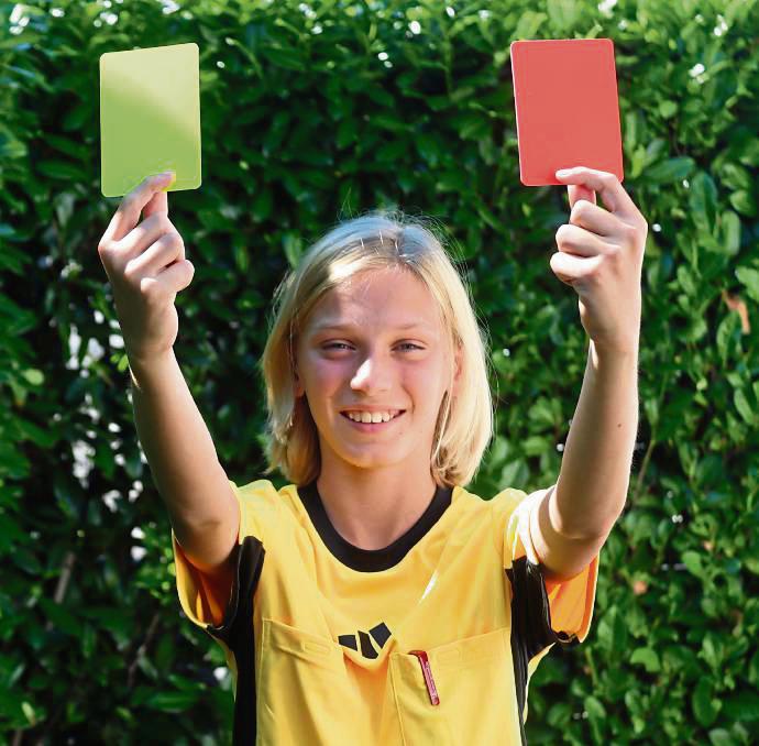 „Ich habe auf dem Platz durch die gelbe und rote Karte die Macht und den Respekt der Spieler“, sagt Len-Delius Stijohann, Schiedsrichter mit zwölf Jahren. Foto: Uwe Feichtinger