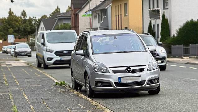 Durch die am Rand parkenden Autos fällt der Blick auf den Verkehr oft schwer, sagen die Anwohner. Foto: N. Wissing