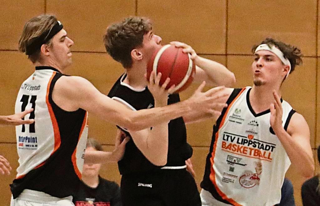 Gegen das Schlusslicht aus Kinderhaus zählt für die Basketballer des LTV Lippstadt (in Weiß) nur ein Sieg. Der Aufsteiger weist eine super Bilanz nach der Hinserie auf. Foto: Lütkehaus