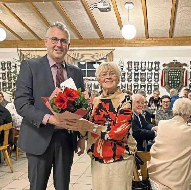 Ortsvorsteher Thomas Gerwin mit Märchenerzählerin Sigrid Grobe. Foto: N. Gerwin