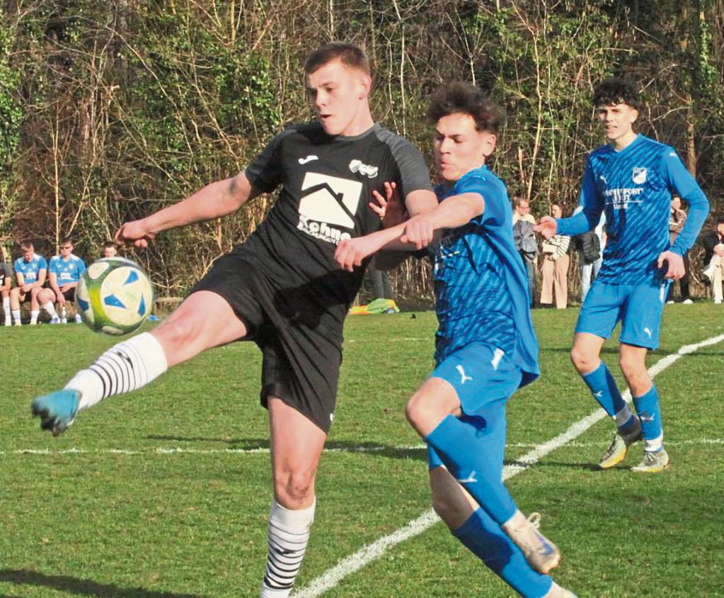 Zurück auf dem Tabellengipfel: Die A-Junioren des SC Lippstadt (in Blau) setzten sich am heimischen Kranenkasper mit 2:1 gegen die JSG Rüthen durch und verdrängten somit die Gäste von Platz eins der Kreisliga. Foto: Dannhausen