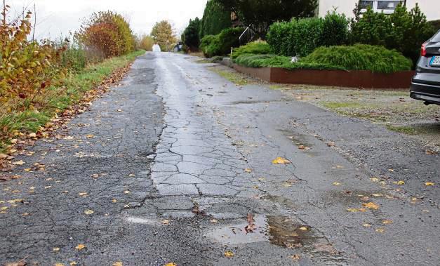 Ein Stück der Effelner Straße in Uelde ist sanierungsbedürftig. Der Rat gab grünes Licht für die Maßnahme. Foto: Meschede