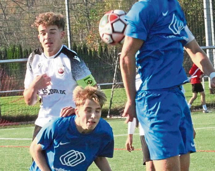 Die A-Junioren des SV Lippstadt (in Weiß) wollen nach durchwachsener Hinrunde noch mal angreifen. Foto: Dannhausen