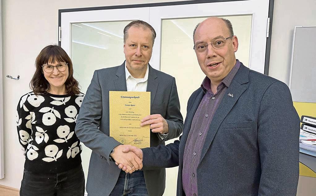 Bürgermeister Peter Weiken (r.) ernennt Torsten Reiter zum neuen Ortsvorsteher von Altenrüthen. Unterstützung bekommt Reiter von seiner Frau Sandra. Foto: Bsdurek