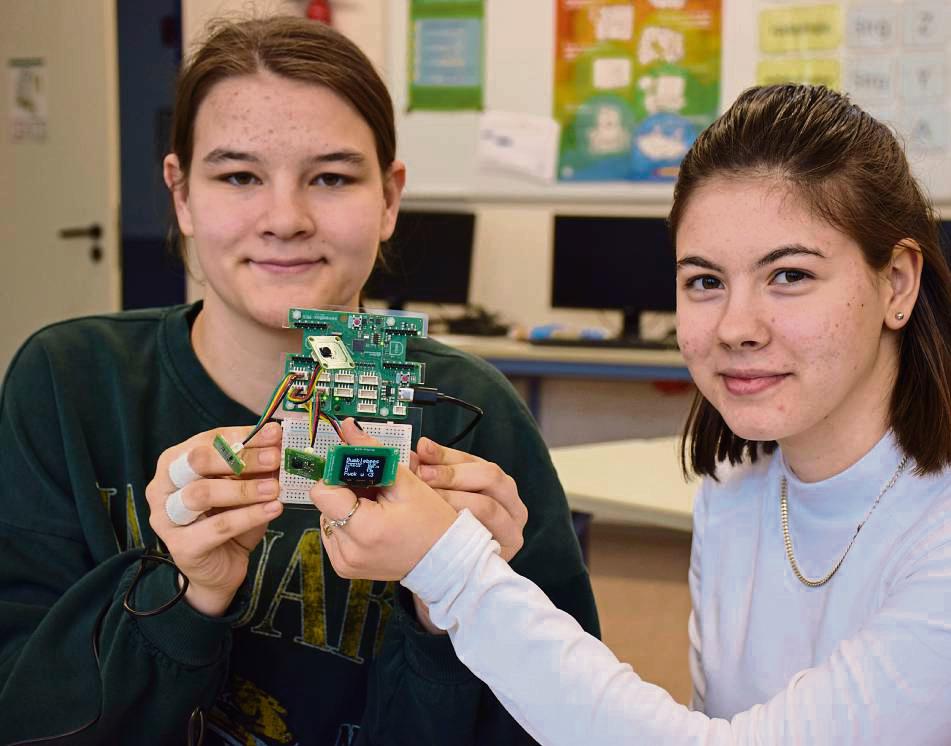 Die beiden Zehnklässlerinnen Tessa und Celine haben die Technik zusammengebaut und damit Messungen in der Schule durchgeführt. Foto: Kossack