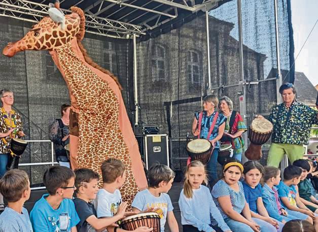 Vor allem die Kleinsten hatten einen Riesenspaß beim Auftritt der neuen Giraffe von Mama Afrika. Foto: Wissing