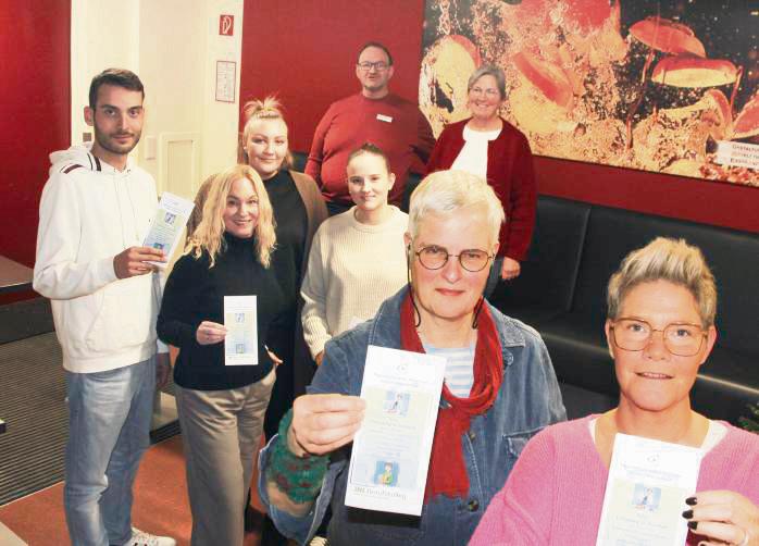 Den Projekt-Flyer präsentieren Sonja Steinbock (r.) und Elisabeth Neske (vorne l.), die Auszubildenden Stefan Samoukovic, Carola Brandes, Charlotte Baumhöer, Emily Lammert sowie (hinten) Ralf Koall und Claudia Fisch. Foto: Schwade