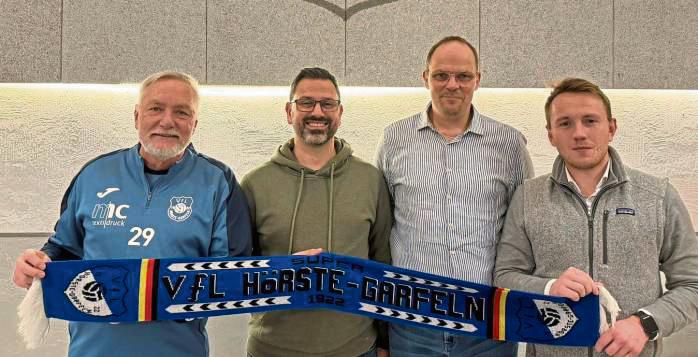 Markus Sträter (2.v.r.), Fußballchef beim VfL Hörste-Garfeln, verlängerte jüngst die Verträge von Cheftrainer Andrea Miceli (2.v.l.), Co-Trainer Dustin Gräwe (r.) sowie Torwarttrainer Horst Diekmann (l.).