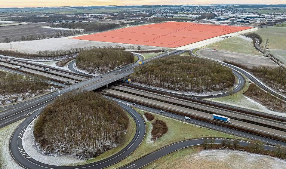 Optimal an das Fernstraßennetz angeschlossen liegt das geplante 25 Hektar große Erweiterungsgebiet Anröchte-West direkt an der Schnittstelle der Autobahn 44 mit der Bundesstraße 55. Foto: Eickhoff