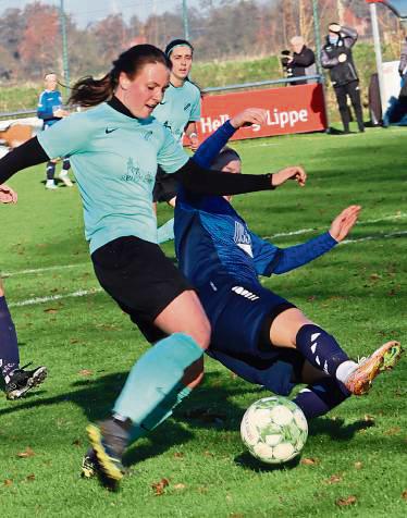 Die Frauen von Germania Stirpe (helle Trikots) empfangen zum Start ins Fußballjahr den starken Aufsteiger aus Ahlen. Foto: Feichtinger