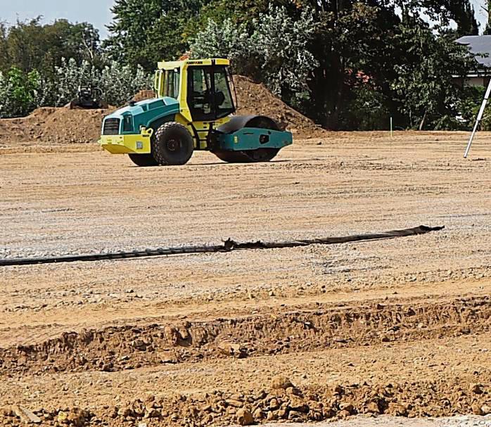 Am Erwitter Sportzentrum hinter der Hellweghalle wird und wurde viel Erde bewegt. Foto: Dietz