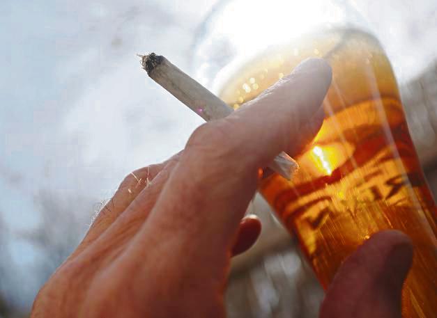 Einer Verordnung zum generellen Cannabis-Verbot stehen die meisten Lokalpolitiker skeptisch gegenüber. Auch das Thema Alkohol sprachen sie an. Foto: dpa