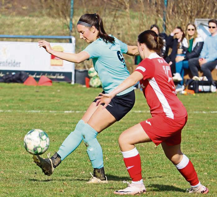 Erst in der Schlussphase der Partie gerieten die Stirper Frauen (helles Trikots) im Heimspiel gegen RW Ahlen noch auf die Verliererstraße. Foto: Feichtinger