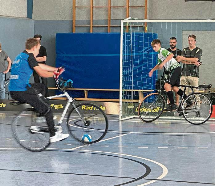 Mit zwei Siegen starten die U17-Radballer des SC Lippstadt (hier mit ist Erik Wessel, blaues Trikot) in die neue Saison.