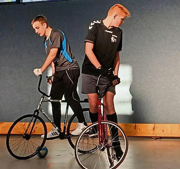 Erik Wessel (l.) und sein U17-Teamkollege Emil Krüger hatten sich von ihrer Auftaktniederlage schnell erholt und feierten im Anschluss noch zwei deutliche Erfolge.