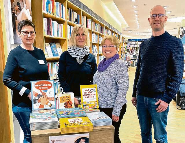 Freuen sich schon auf die Veranstaltung (v.l.): Martina Nölkenbockhoff (Thalia), Melanie Sander (Vorsitzende des Fördervereins), Sandra Knauer-Köhler (schulische Organisatorin), und Berufskolleg-Leiter Michael Lange.