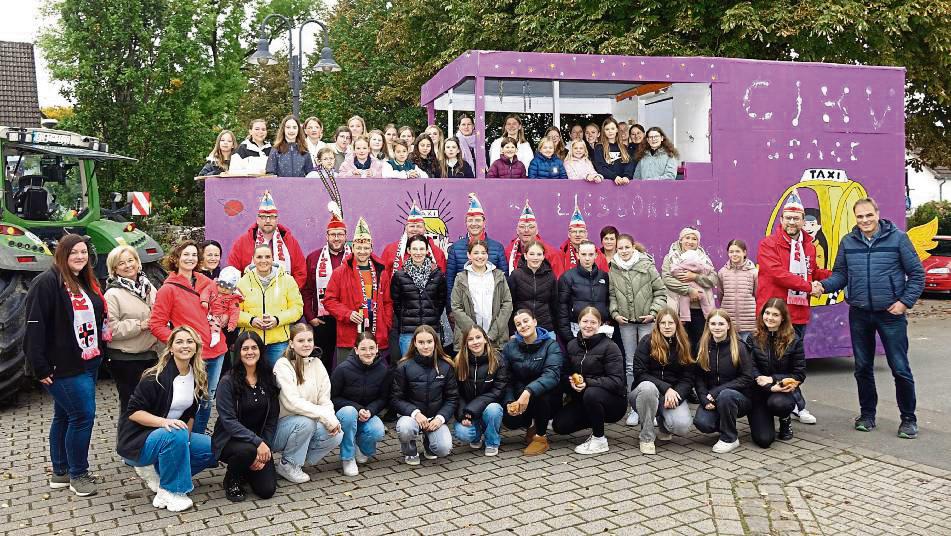 Als Dankeschön für ihren Einsatz im Rüthener Karneval bekamen die drei Tanzgarden einen eigenen Karnevalswagen geschenkt. Foto: Kloer