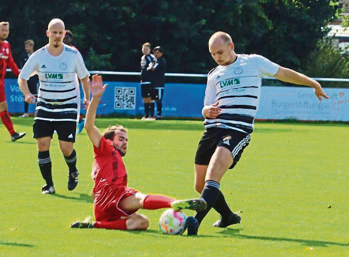 Das Team von Arminia Langeneicke (in Weiß-Schwarz) hinkt den eigenen Erwartungen hinterher. Foto: Feichtinger