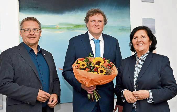 Landrätin Eva Irrgang und Kreisdirektor und Personaldezernent Volker Topp (l.) begrüßten Harald Pietz als neuen Dezernenten. Foto: Kalle/ Kreis Soest