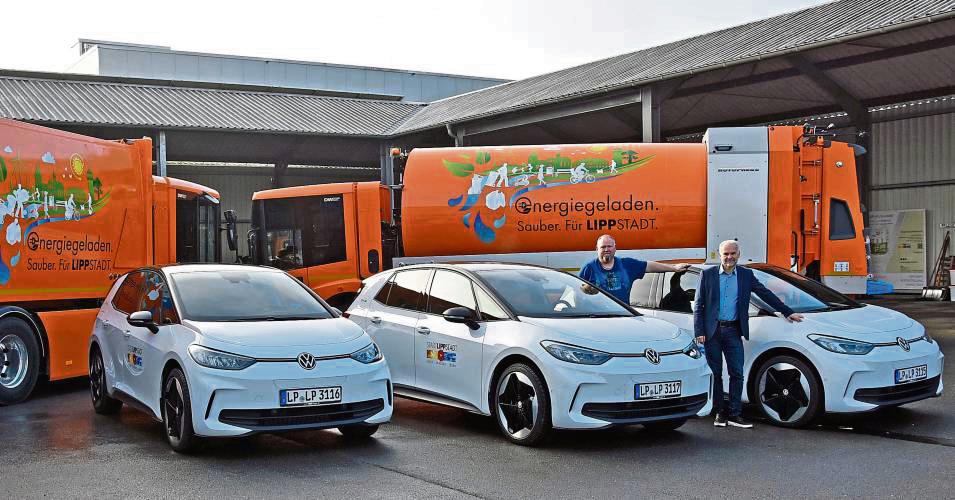 Zuwachs bei den städtischen E-Fahrzeugen: Baubetriebshofleiter Daniel Utzel (r.) und Mitarbeiter Christian Grau präsentieren zwei elektrisch betriebene Müllfahrzeuge und drei E-Autos, die im städtischen Fuhrpark Verbrenner ersetzen.