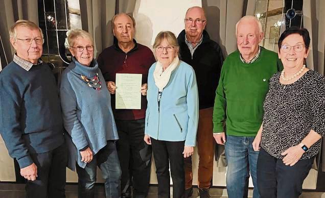 Den Vorstand der SGV-Abteilung Erwitte stellen (v.l.) Willi Budde (Schatzmeister) , Margret Michalz (2. Vorsitzende), Ehrenmitglied Hans-Georg Rühl, Marianne Lier (Vorsitzender), Heinz Brinkhoff (Radwanderführer), Josef Sottmann (Radwanderwart) und Resel Strugholz (Schriftführerin).