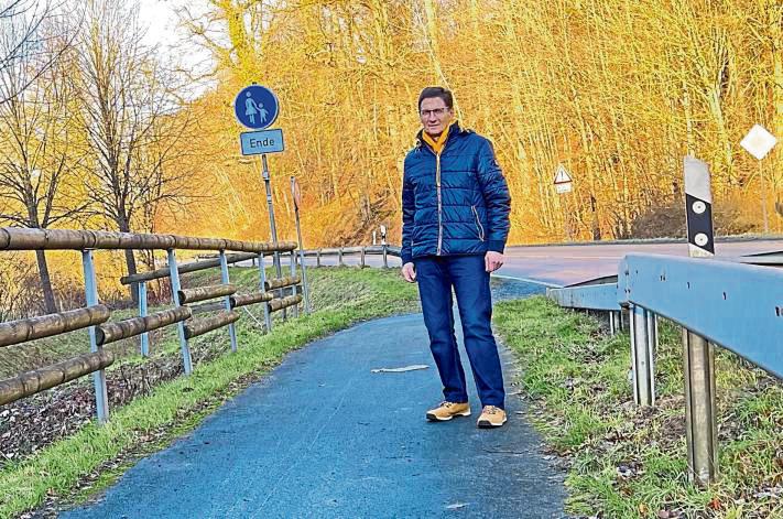 Kreistagsmitglied Erwin Koch am Anschlusspunkt der Radwegeweiterführung an der Glennebrücke im Kattensiepen.