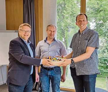Kreisdirektor Volker Topp (l.) dankte dem Kfz-Zulassungsstellenleiter Daniel Plogmaker und dem IT-Projektleiter Maik Menger (beide Kreis Steinfurt). Foto: Rocholl (Kreis Soest)