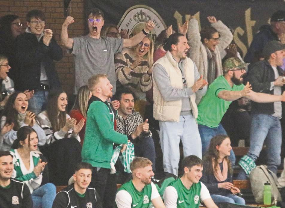 Die Fans des Hirschberger SV dürften erneut für mächtig Rambazamba auf der Tribüne sorgen. Der B-Ligist ist Ausrichter der Warsteiner und Rüthener Stadtmeisterschaften. Foto: Heinke