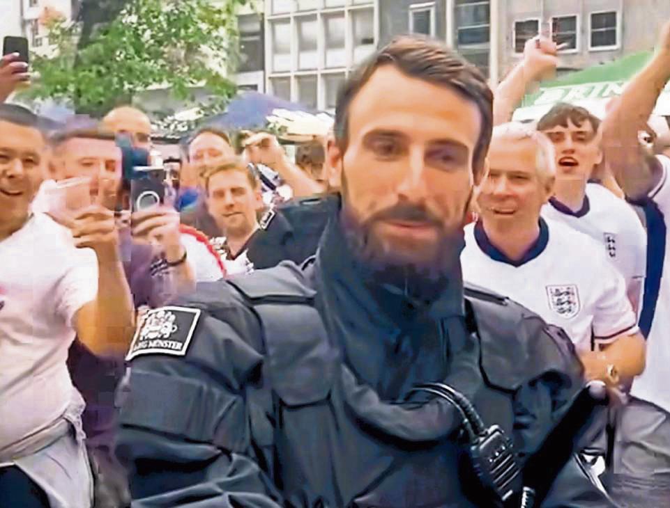 Plötzlich Internet-Star: Der von englischen Fans gehypte Polizist ist ein Soester. Der Beamte steht im dringenden Tatverdacht ein Klon von Southgate (kl. Foto) zu sein. Foto: benchviews.tv