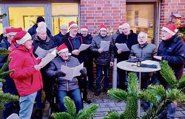 Mit bekannten Advents- und Weihnachtsmelodien bereicherten die „Lyra“-Sänger auch den Weihnachtsmarkt des Seniorenheims St. Josef in Wadersloh.