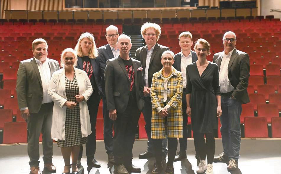 Bürgermeister Arne Moritz und die Lippstädter Theaterleiterin Frauke Kämmerling mit ihren Gästen: Kirsten Uttendorf (Intendantin Landestheater Detmold), Torsten Ehlert (Ministerium für Kultur und Wissenschaft), Stefan Dörr (Verwaltungsdirektor Landestheater Detmold), Mirko Schombert (Intendant Burghofbühne Dinslaken), Heike Czarnetzki-Buschheuer (Verwaltungsleiterin Burghofbühne Dinslaken), David Michalski (Verwaltungsdirektor Rheinisches Landestheater Neuss), Marie Johannsen (Intendantin Rheinisches Landestheater Neuss) und Ralf Ebeling (Intendant Westfälisches Landestheater Castrop-Rauxel).