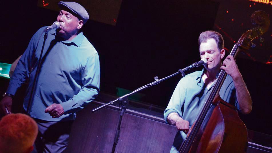 Keith Dunn (Gesang und Bluesharp) und Klaas Wendling (Kontrabass) bei ihrem Jazzclub-Konzert im Lippstädter Apollo Klub. Foto: Gröbing
