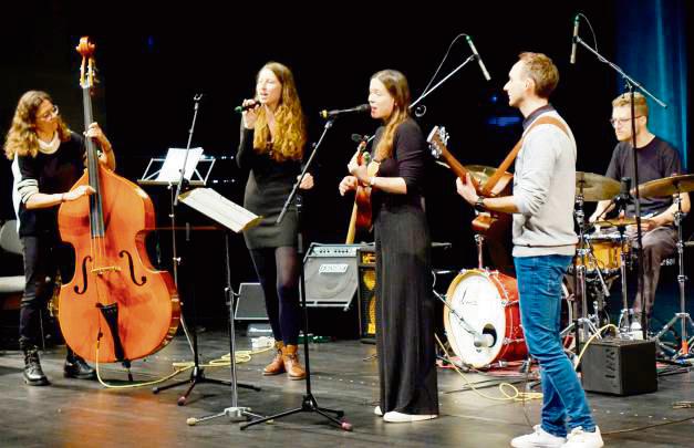 Das Bandprojekt der stellvertretenden Musikschulleiterin Rebecca Krejci (3.v.r.) präsentierte im Lippstädter Stadttheater einen Song von Nina Simone.